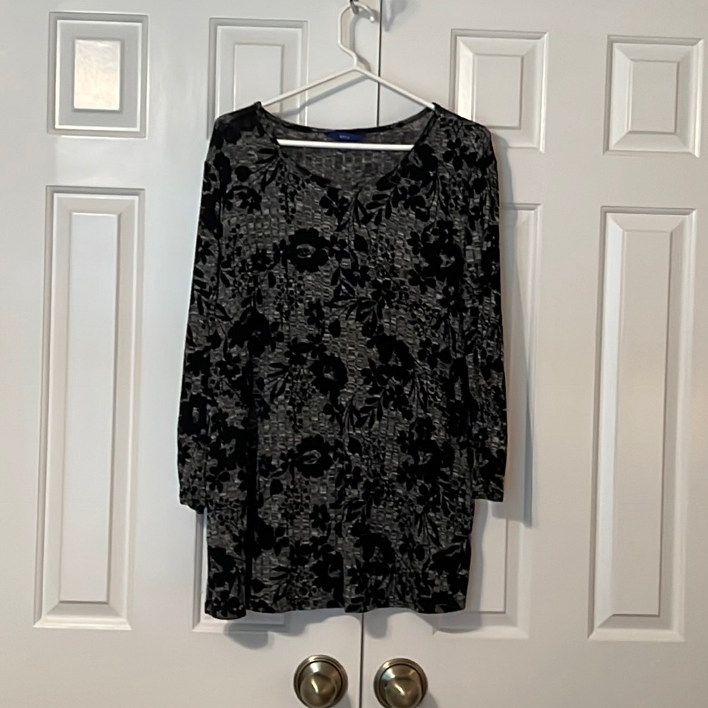 Apt 9 black/gray floral tunic. XL